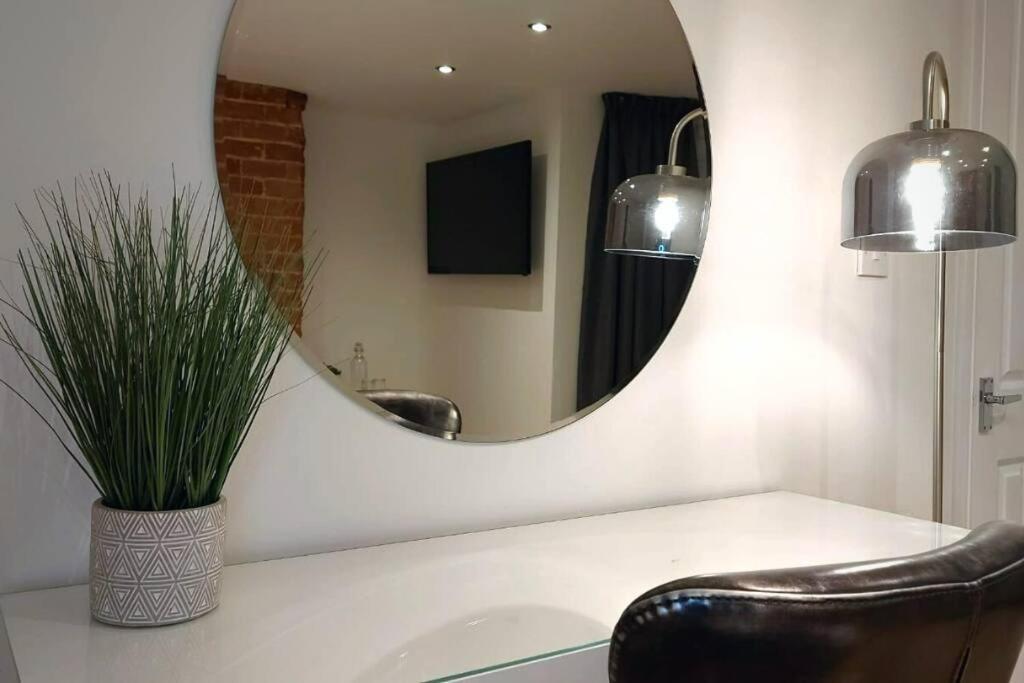 Stylish Apartment In City Centre With Parking Preston  Eksteriør billede